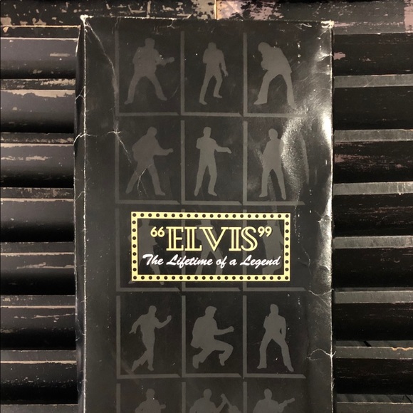 THE ASHTON-DRAKE “ELVIS” Lifetime of a Legend Doll - Picture 9 of 9